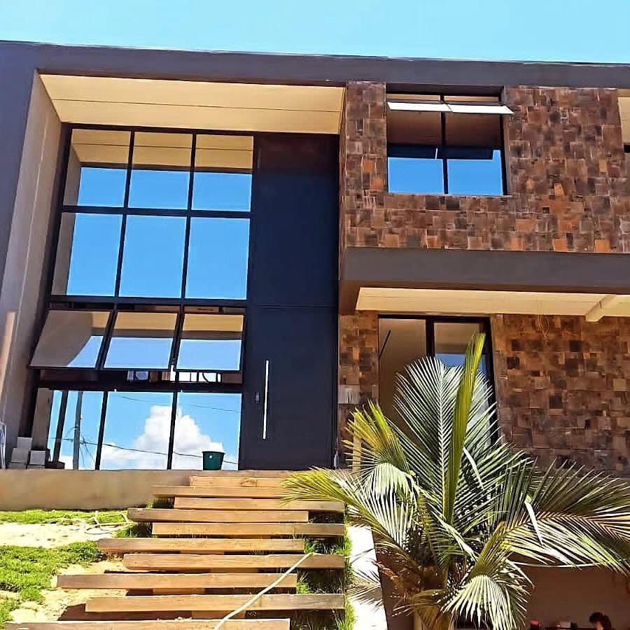 Ambiente moderno com esquadrias de vidro